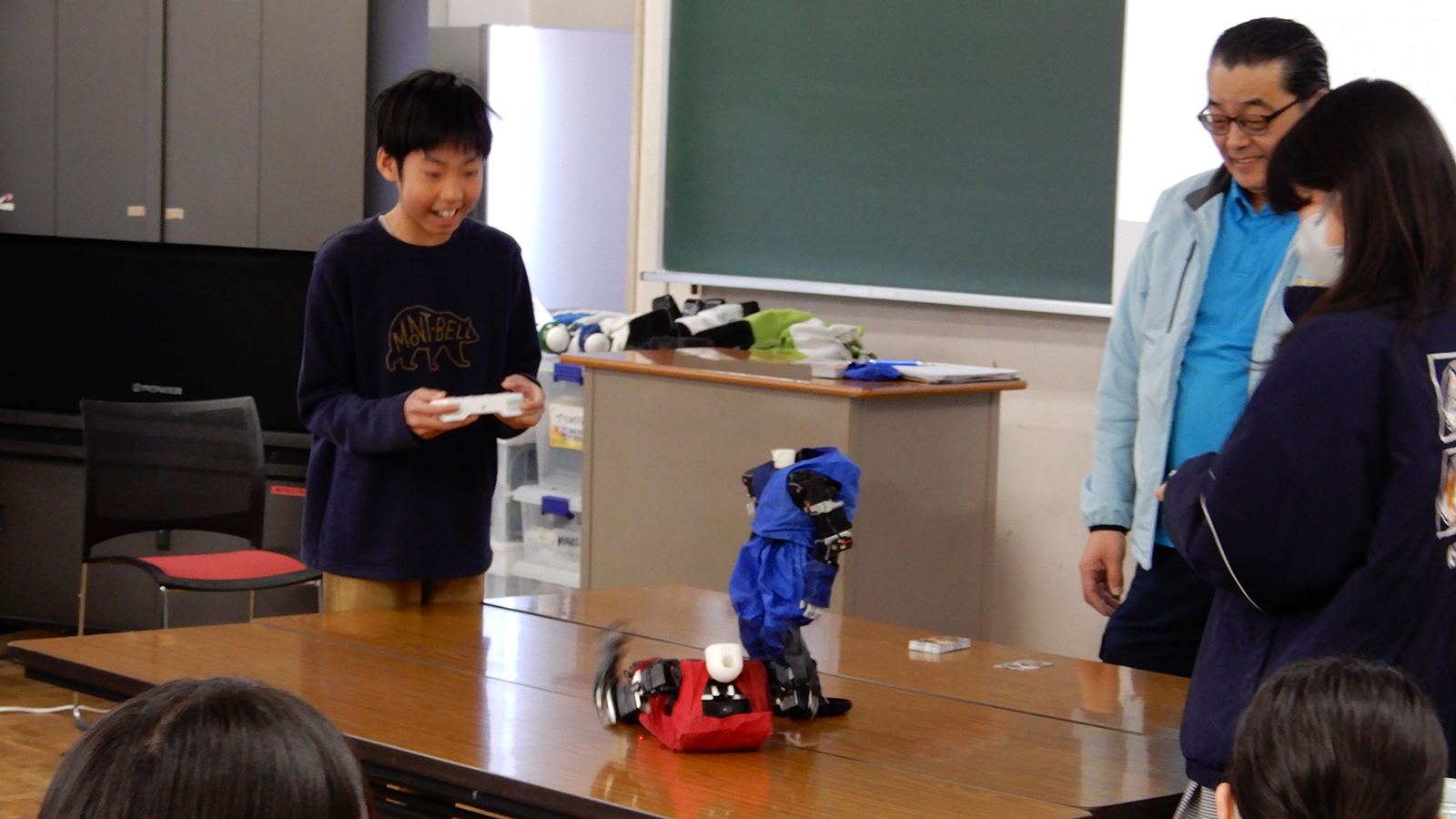 STEAMカフェ「ロボットゆうえんち」の様子